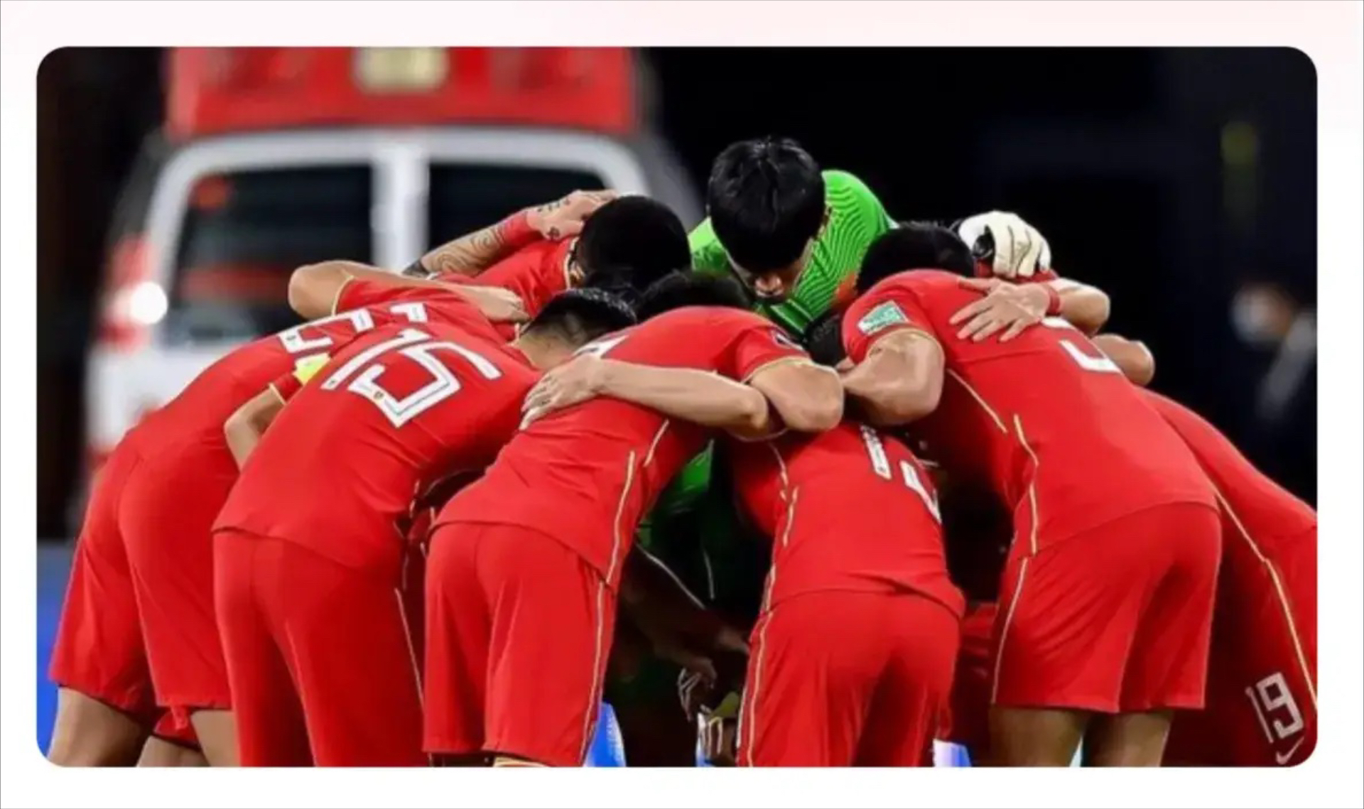 踢足球激烈的场面描写