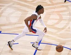 勇士力克灰熊 库里46分锁定得分王