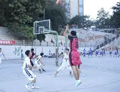 爱游戏官网-球员们正在为比赛做准备